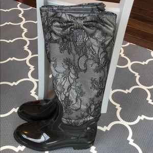 Valentino rain boots will fit size 6 or 6.5